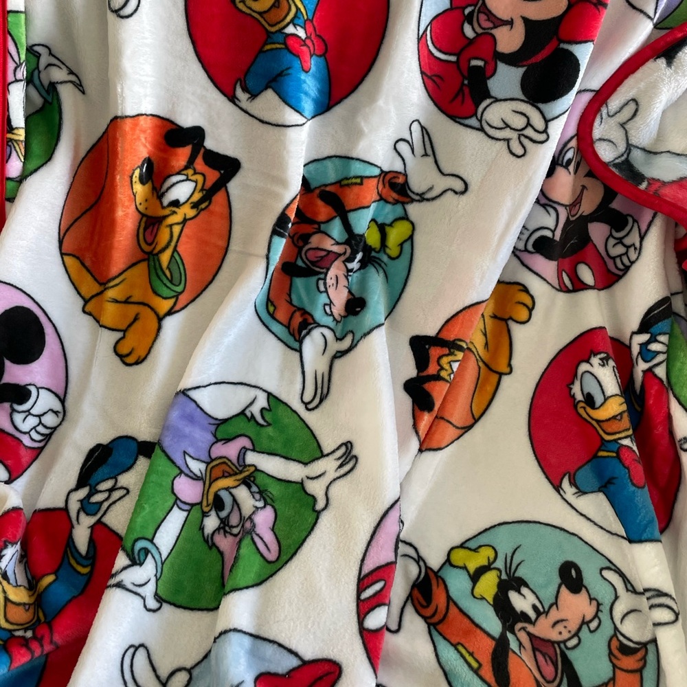 Official Disney "Mickey & Friends" Ultra-Soft Fleece Throw - Picture 5 of 14